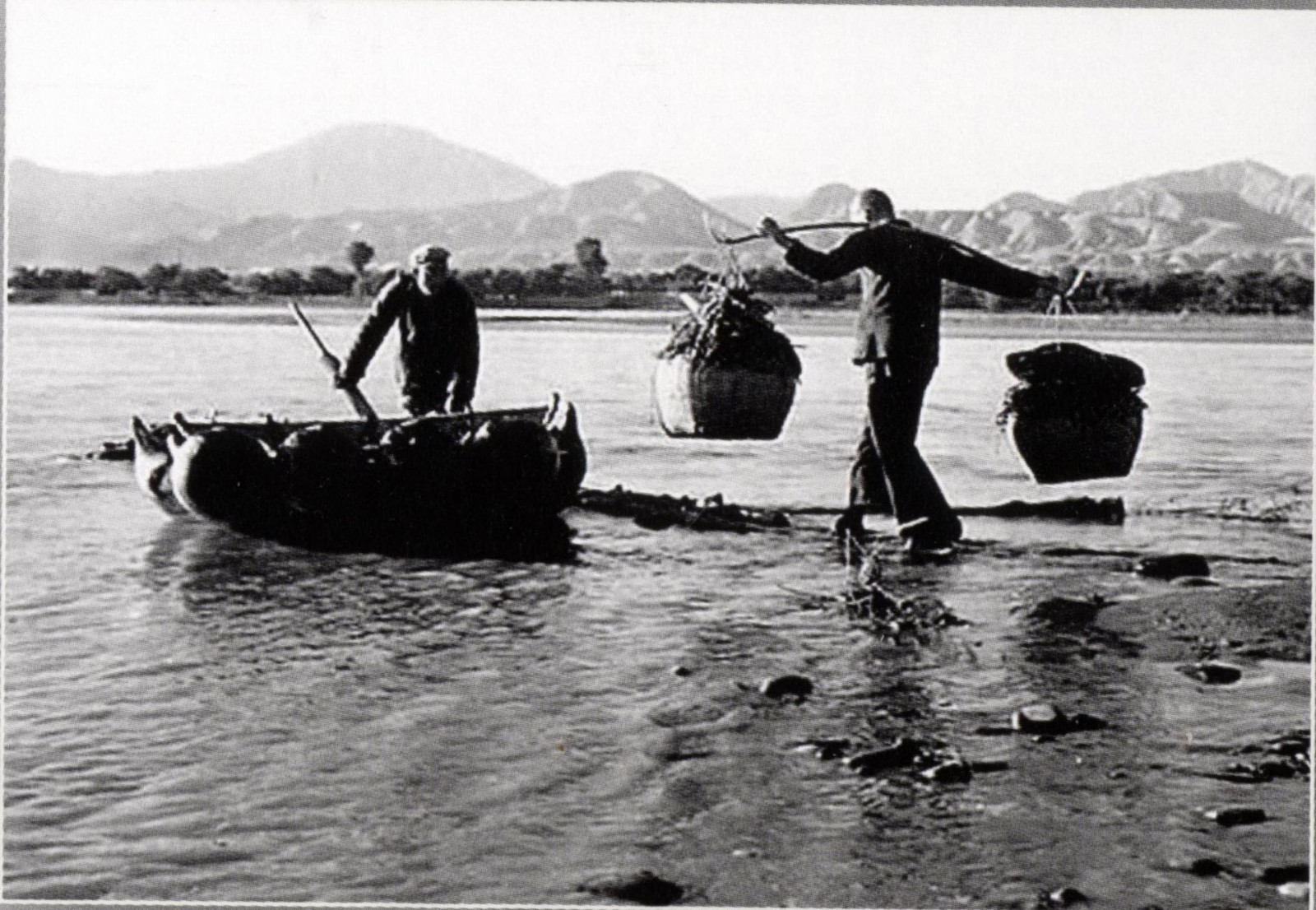 黄河夹河滩菜农用羊皮筏子运菜(1955年拍摄)