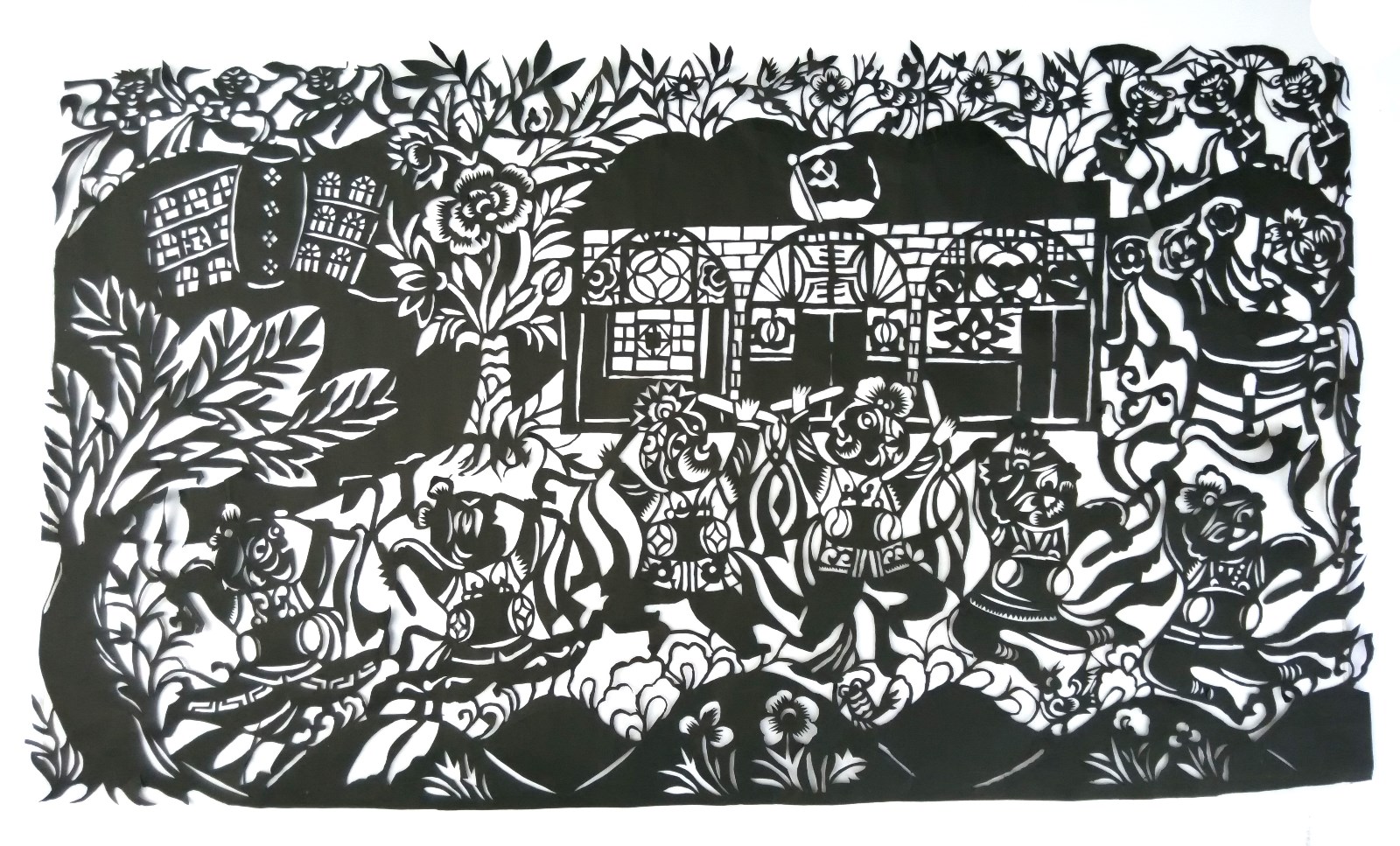 张庄街道 张庄小学 作品名称:《欢天喜地祝福中华》 作者:韩汝灿 翟筱雨 尺寸:宽150厘米 高90厘米