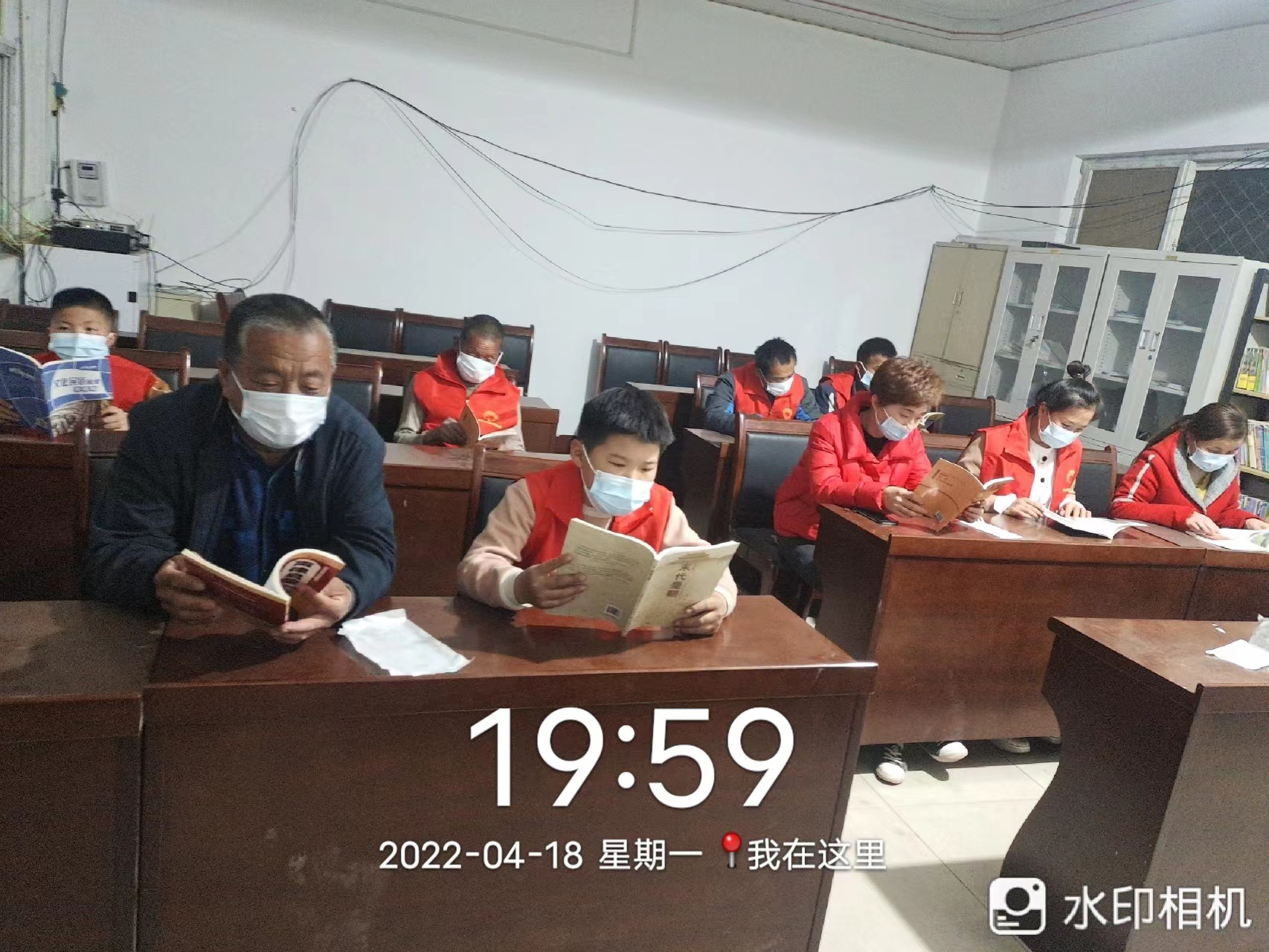 【冠县】清水镇汤村开展以“全民阅读正当时 书润乡村向未来”为主题的全民阅读活动