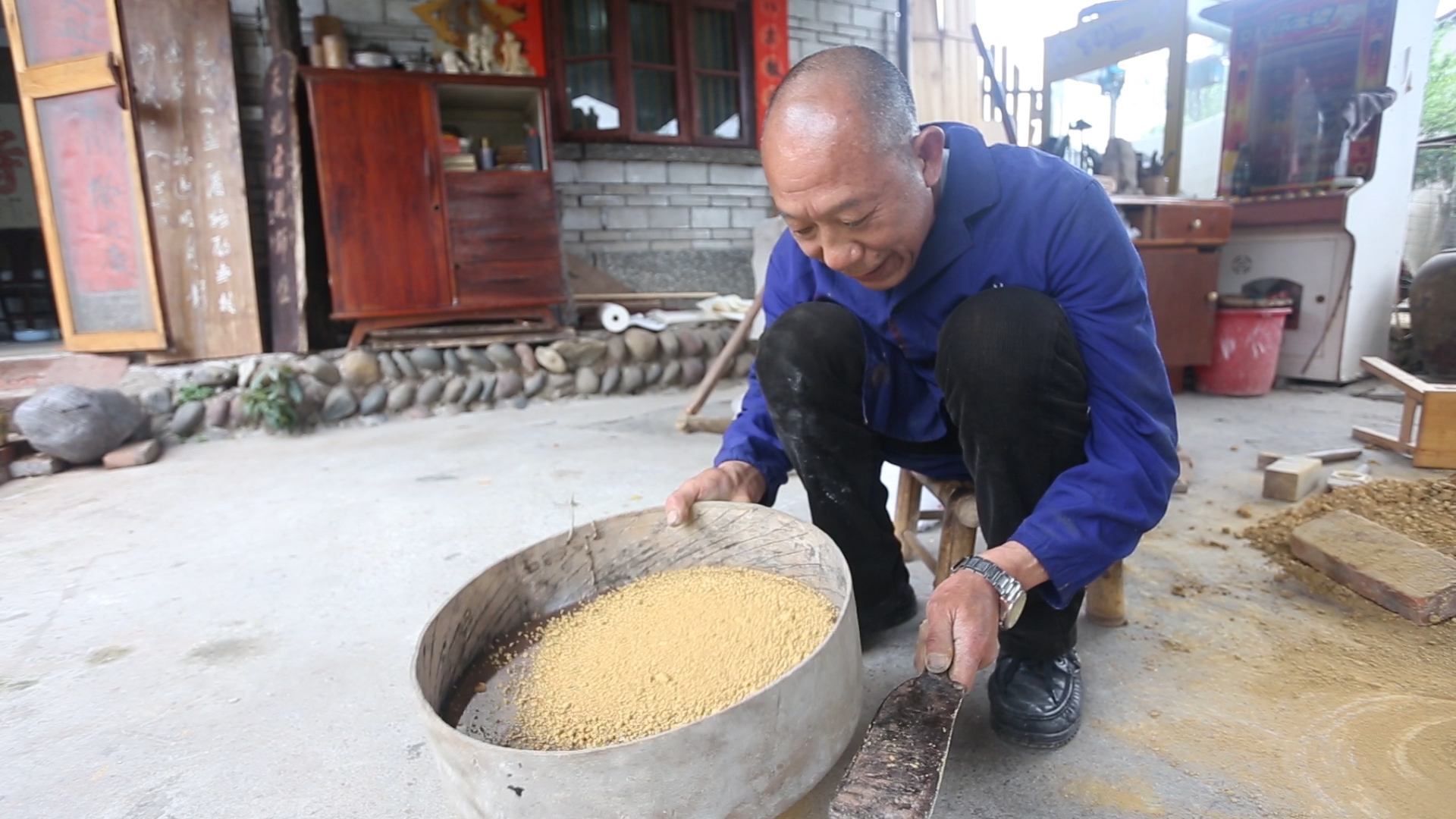 1.2019年4月，传承人吕世林在对原材料进行加工，拍摄单位：四川云起文化传播有限公司.png?v=1732908524997