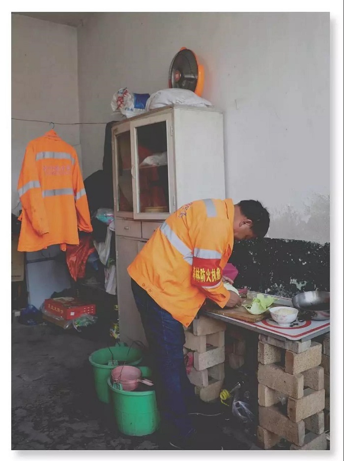 《肩上的担子》 何中英