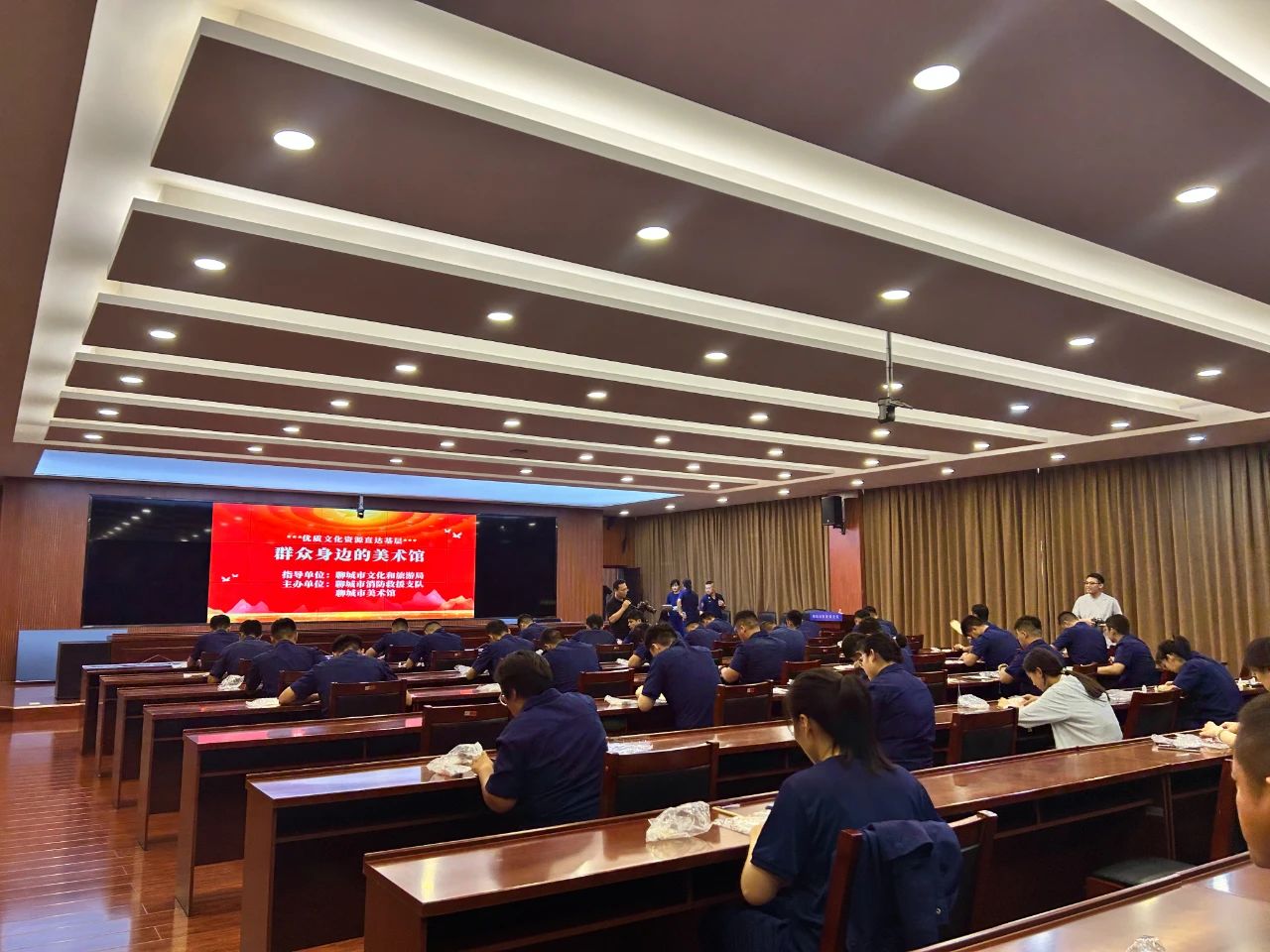 群众身边的美术馆——“艺启美好•扇花传情”美育课堂进社区活动