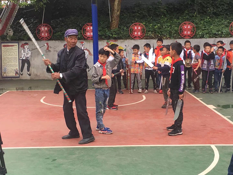 彝族古代兵器舞进校园