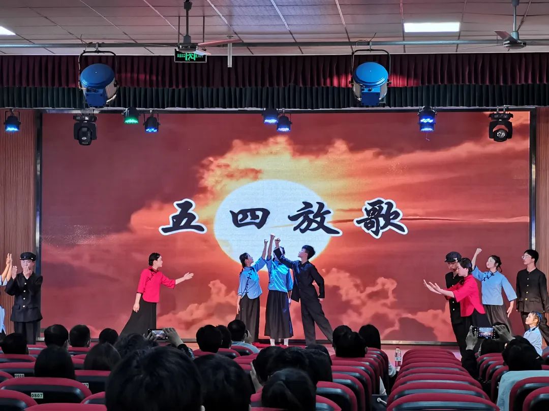 决赛现场选手们激烈角逐4