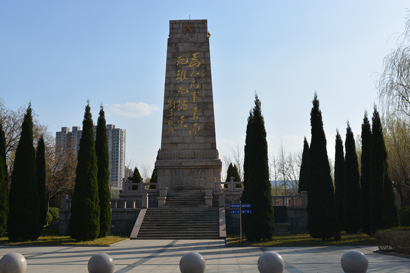 北面“革命死难烈士千古,为人民事业而死,虽死犹荣。——刘少奇敬题”