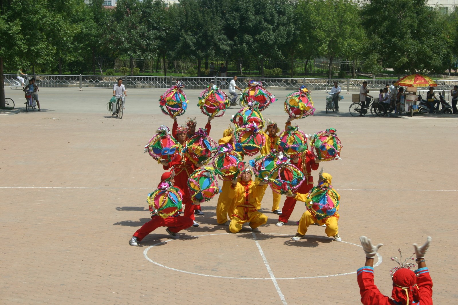 (3)官庄表演队表演绣球灯舞的“摆字”时摆出的“天下太平”的“天”字-摄影:朱新达 2007.3