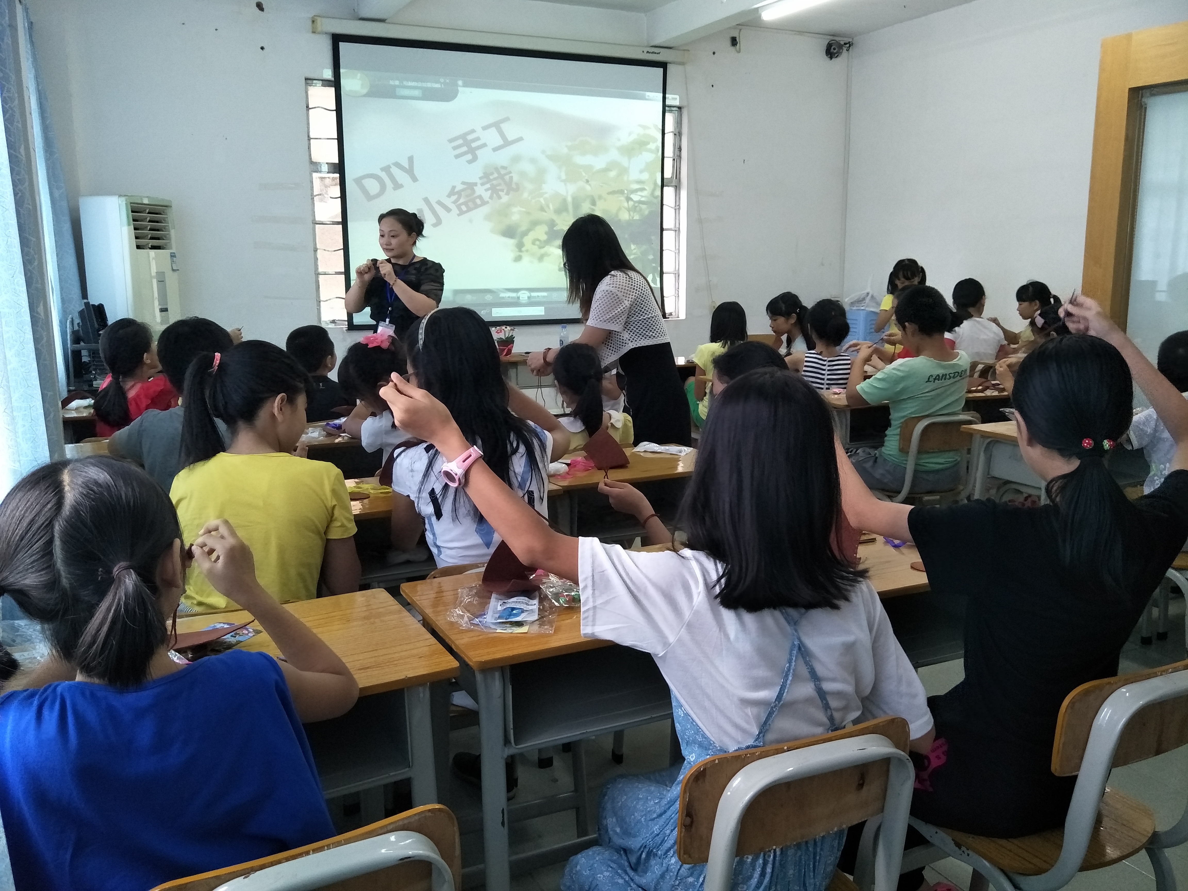 龙门县图书馆开展2017年暑期系列活动之三“DIY手工小盆栽”