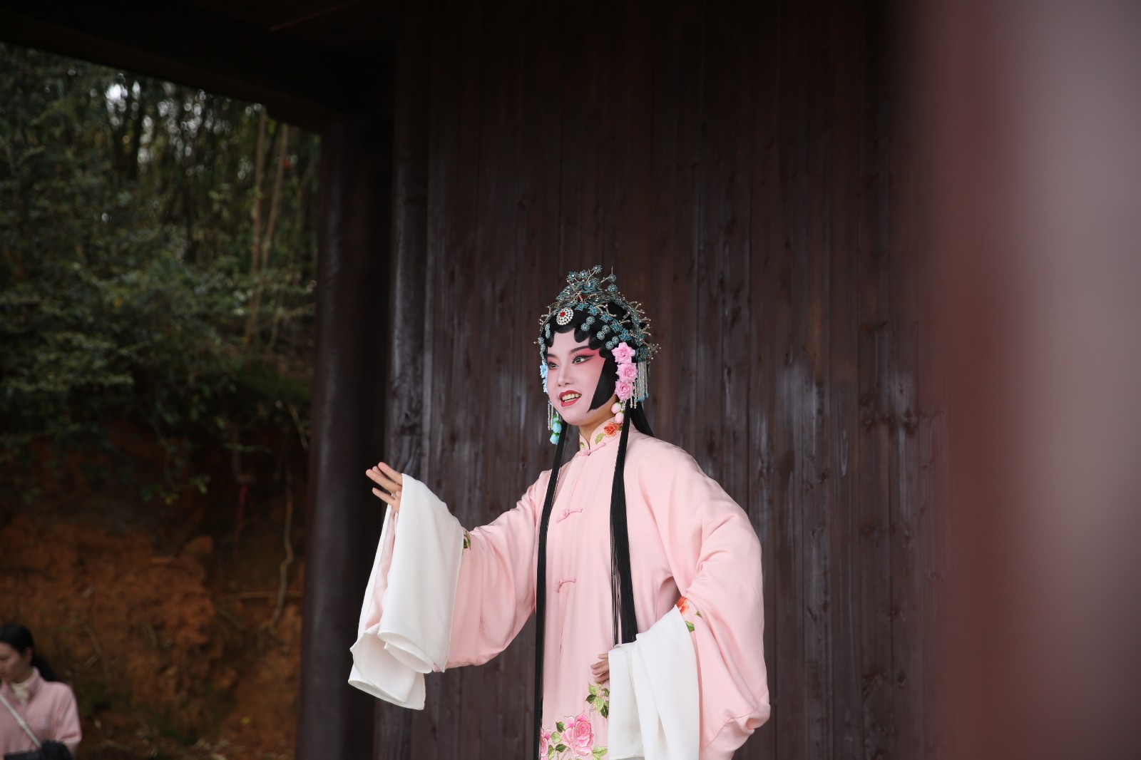 《牡丹亭 惊梦》:桂阳县湘剧保护传承中心3月27日上午在正和镇官溪村举行“湖南公共文化进村入户——戏曲进校园”暨学雷锋月“六进”系列惠民演出 (2)