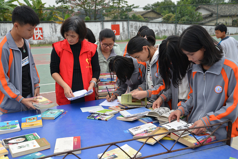 龙门县图书馆开展读者活动进学校