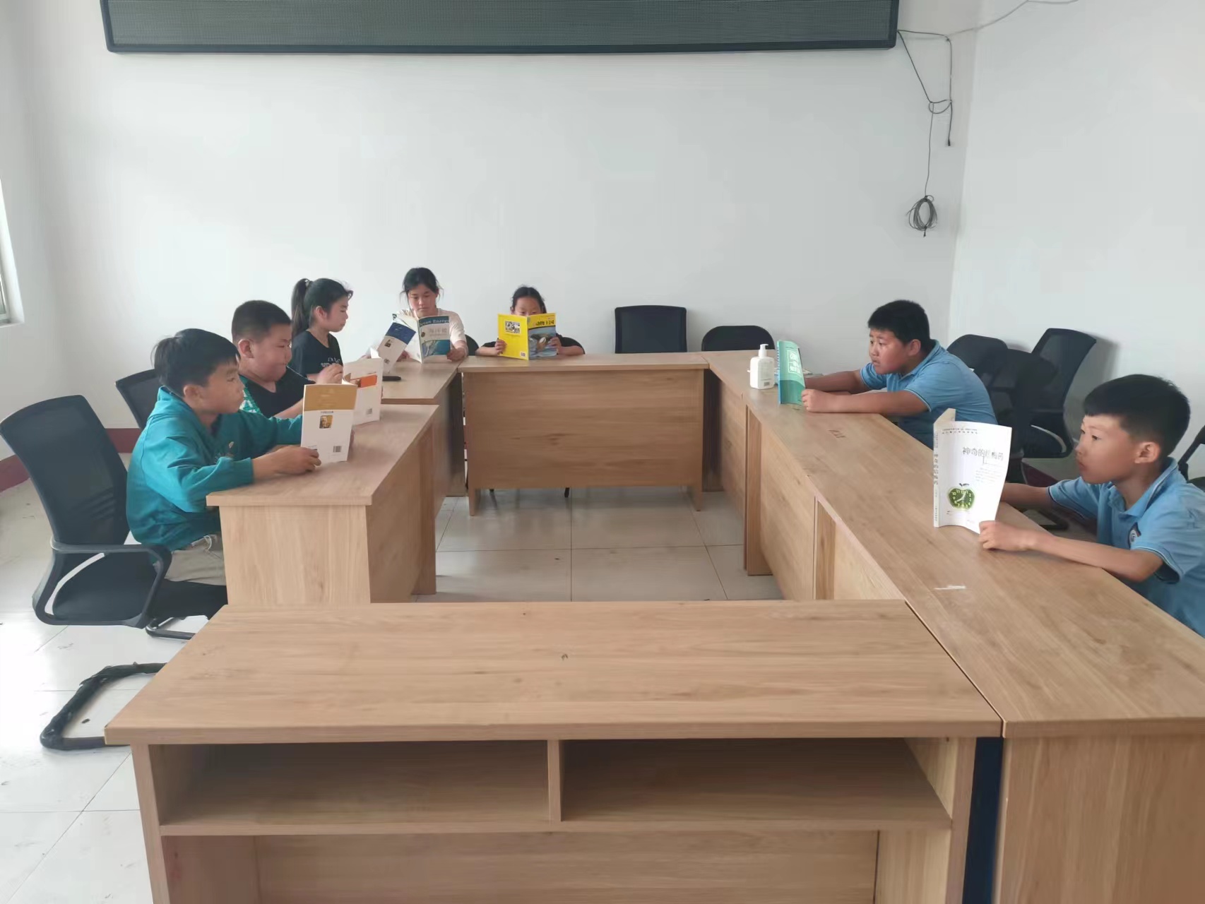 固河镇冯庄村农家书屋开展全民阅读活动