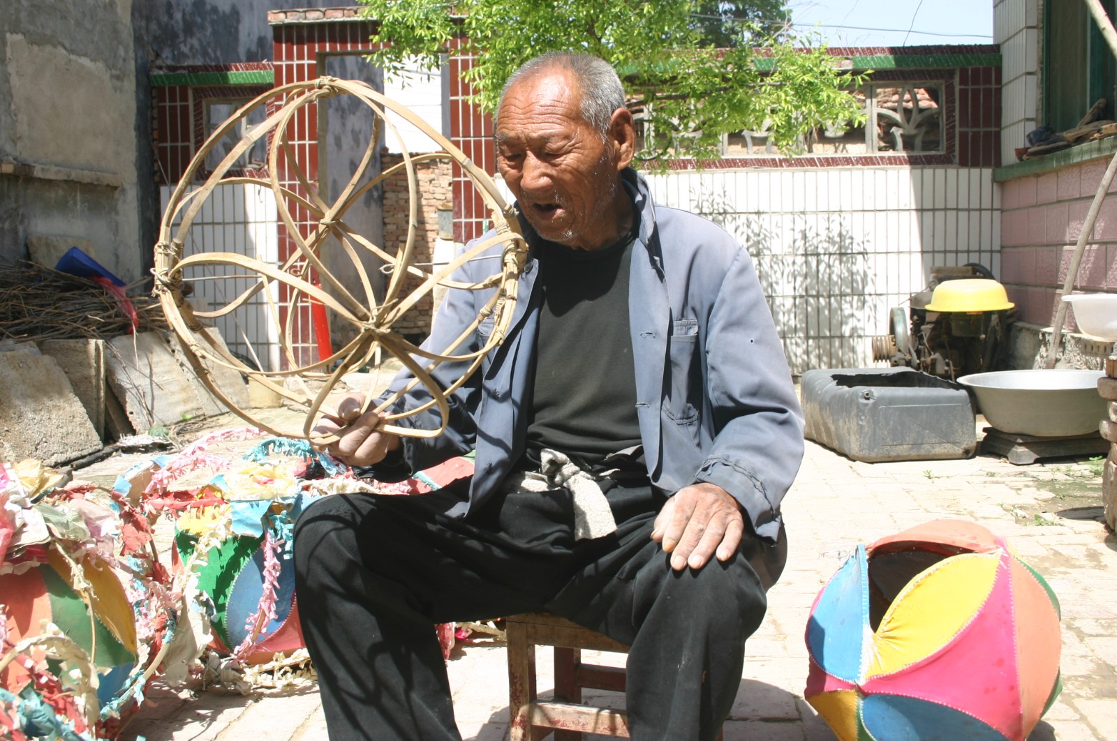 35绣球灯舞,图一为绣球灯舞传承人徐春生照片