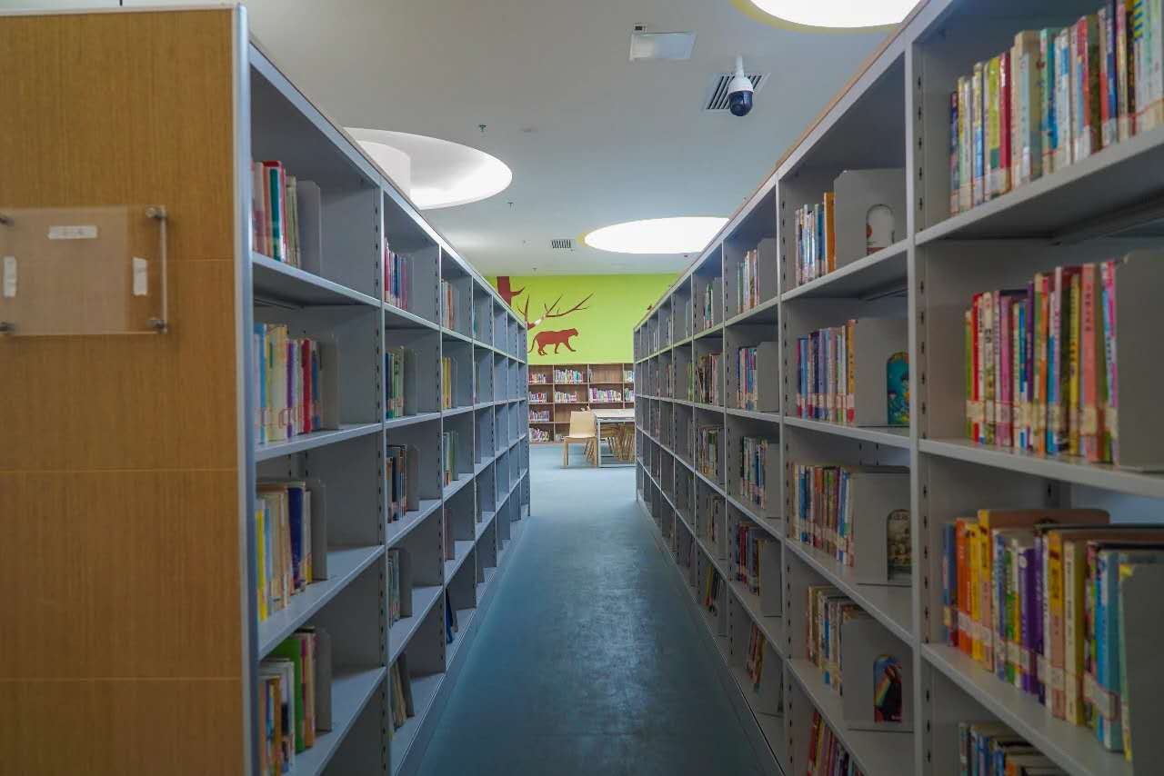 5一层少儿阅览室书柜