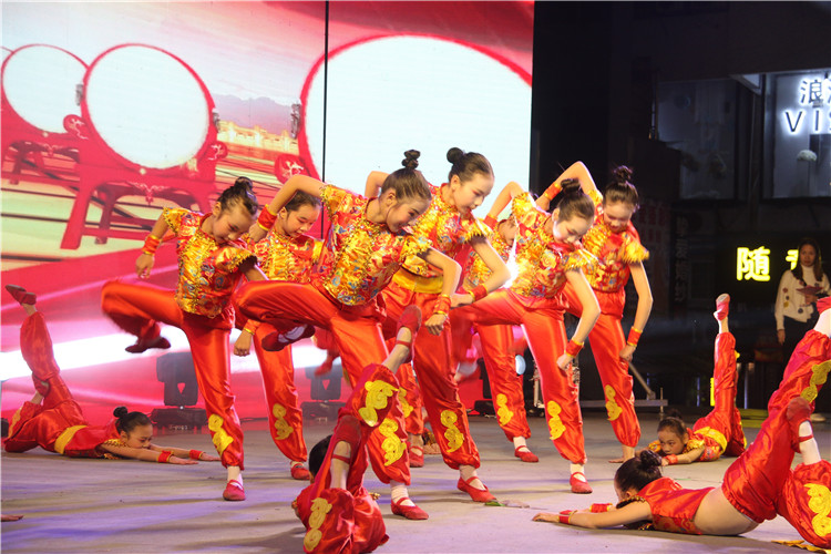 少儿舞蹈《鼓子少年》。清远日报记者雷发清摄 少儿舞蹈《鼓子少年》。清远日报记者雷发清摄.jpg?v=1772873445812