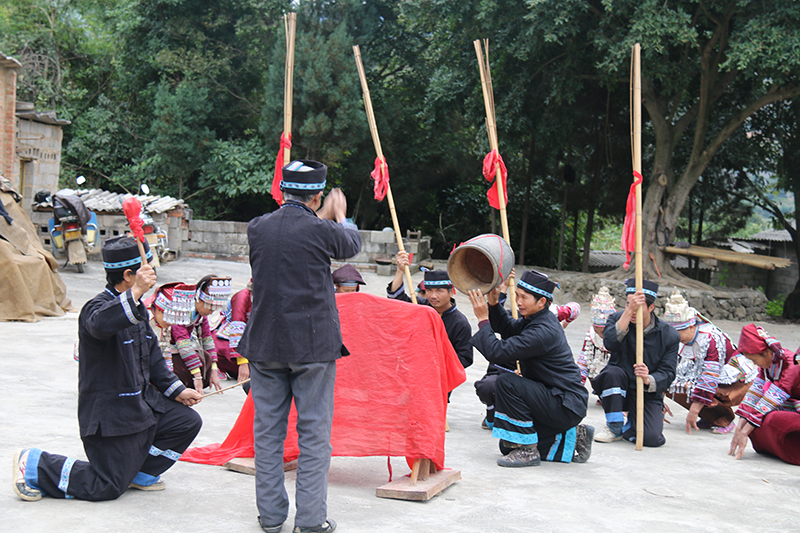 铜木神鼓舞表演前铜鼓不能见天日,要经过祭拜才能拉开遮盖物,妇女不能碰。