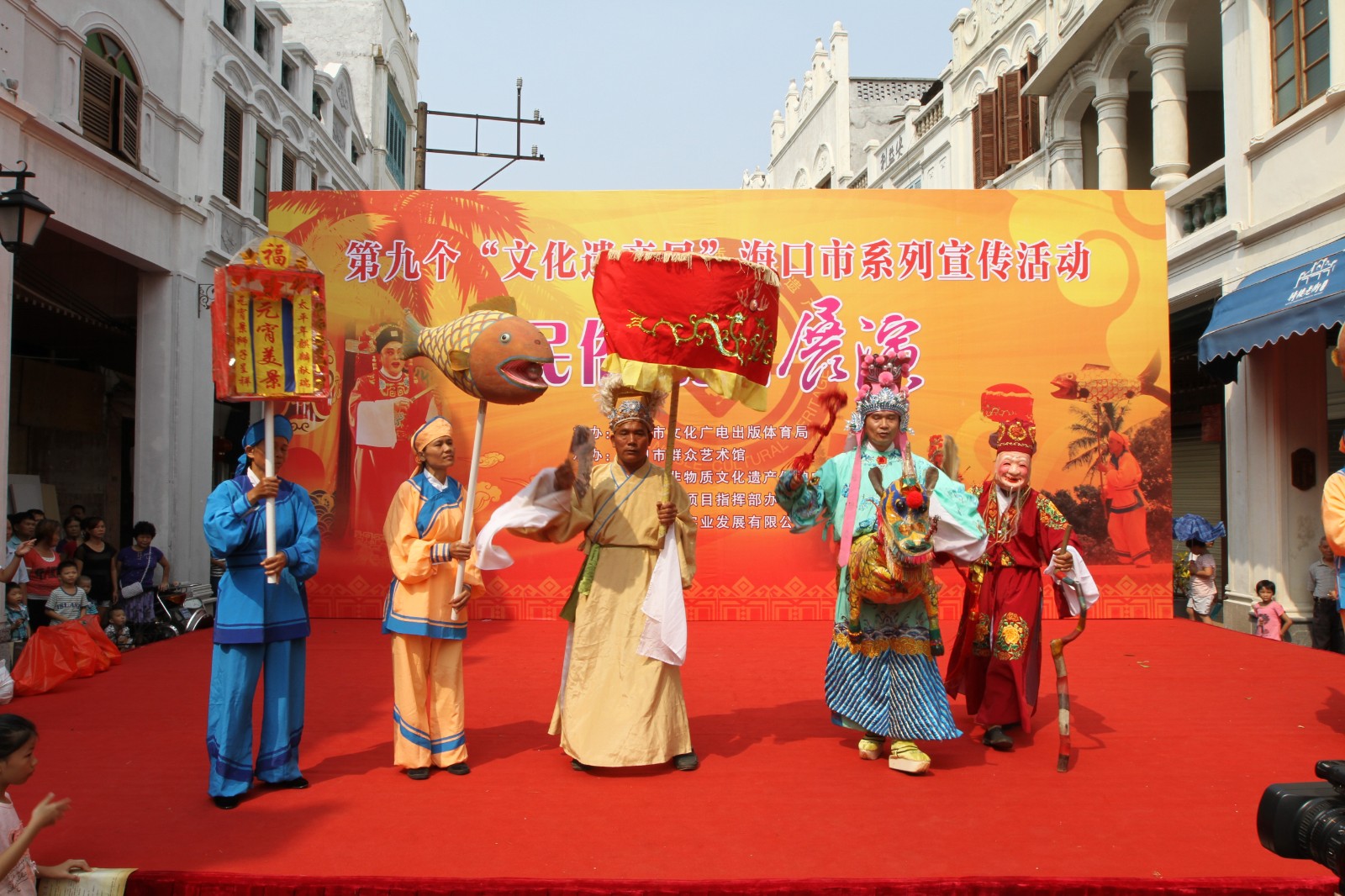 海南麒麟舞在文化遗产日舞台上表演