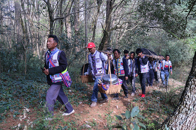 黄金贵带领族人祭山神