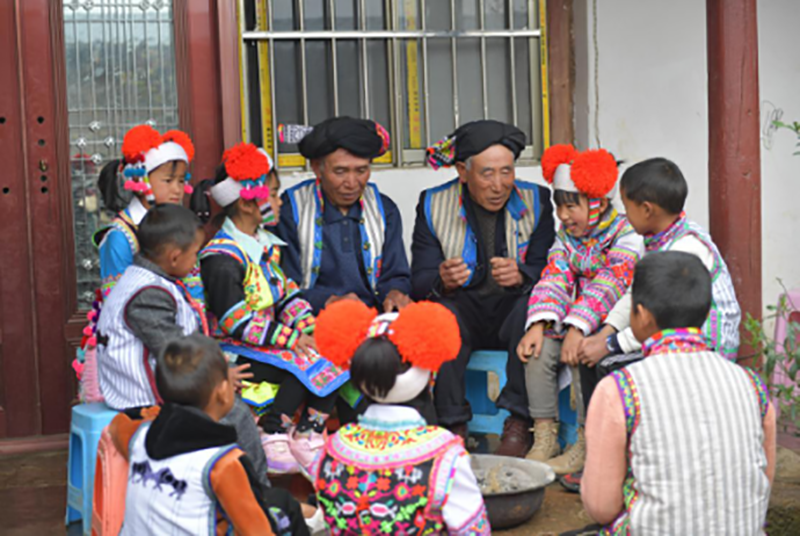 老一辈在给孩子们讲述《莫棉巴》