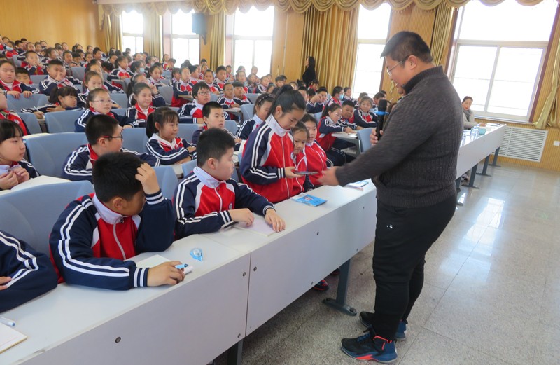 刘主任从怎样运用手机微信向老师或家长时事报告学习内容及作业完成情况,如何将试卷、作业、笔记拍的美观又清晰