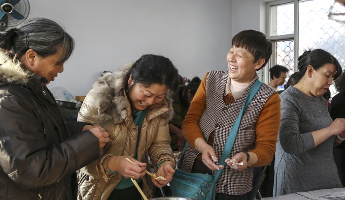 《幸福的大家庭》3 靳巧云