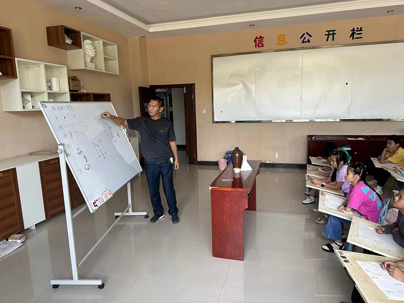 美术班1 美术班1.jpg