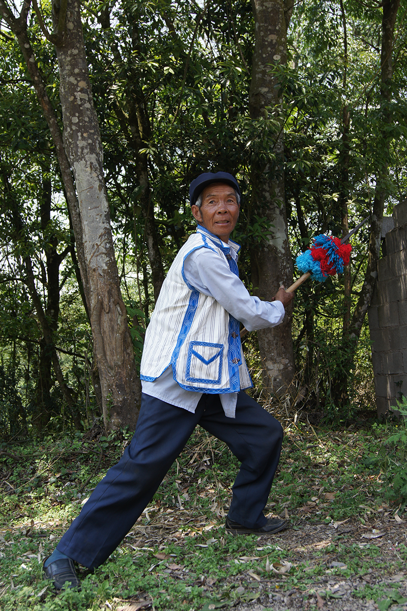 传承人何五三表演彝族古代兵器舞