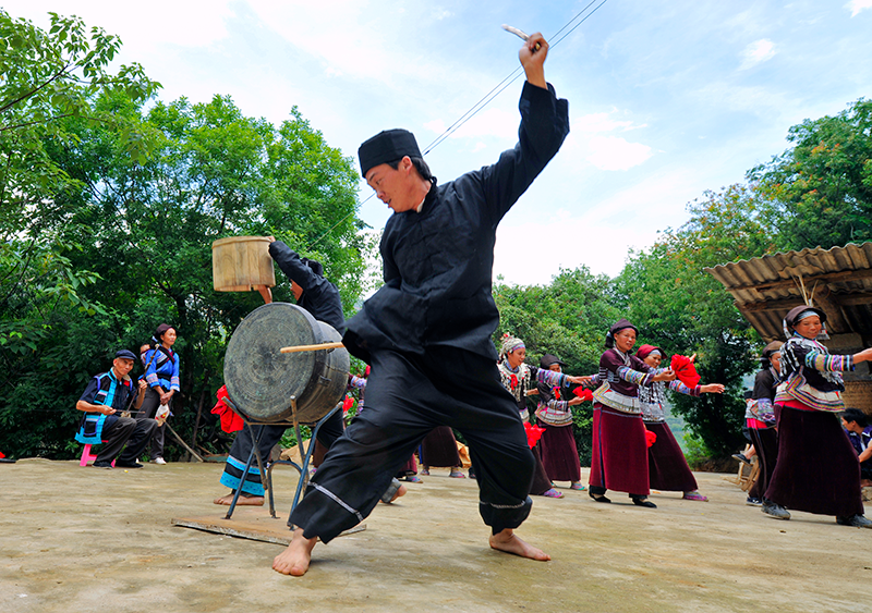 打铜鼓者动作多变姿势粗旷豪放造型舒展大方