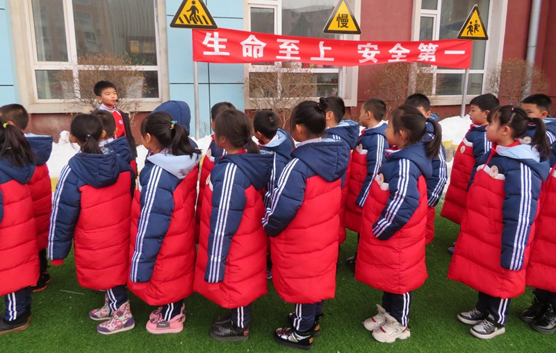 辽源市图书馆于2020年11月2日—6日在龙山实验小学举办了“交通安全知识展”活动。