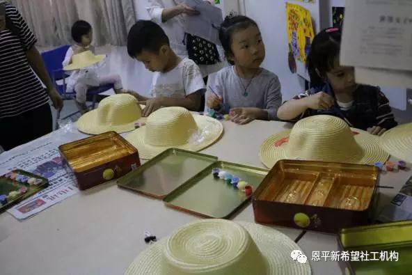 小画家们对着帽子想象着怎样来绘画呢？