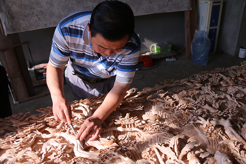 金建明木雕制作中
