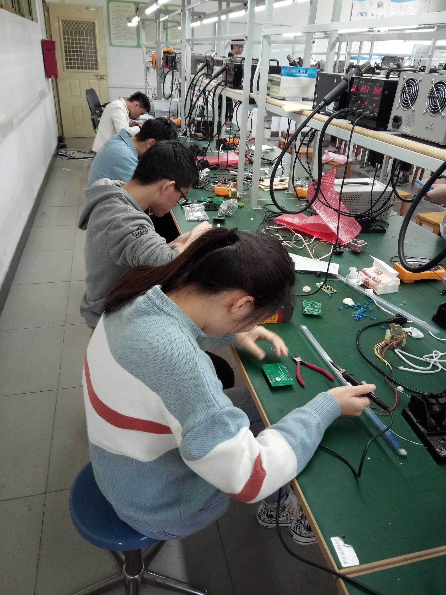 学生在焊接实验板2.jpg