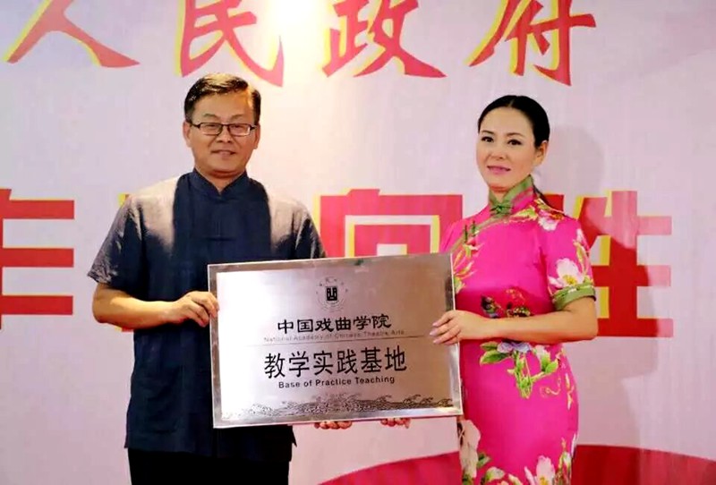黄冈艺术学校成为中国戏曲学院教学实践基地和生源基地,张安岚与中国戏曲学院院长巴图合影.jpg