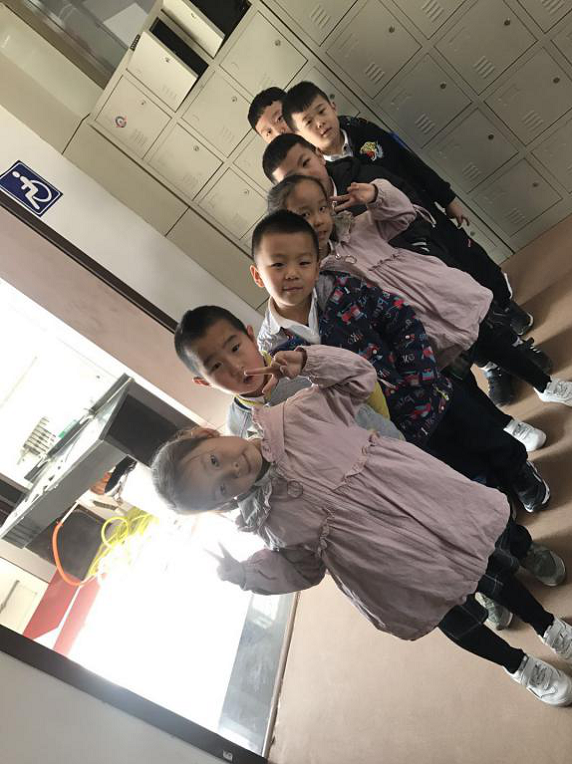 小朋友来参观图书馆2