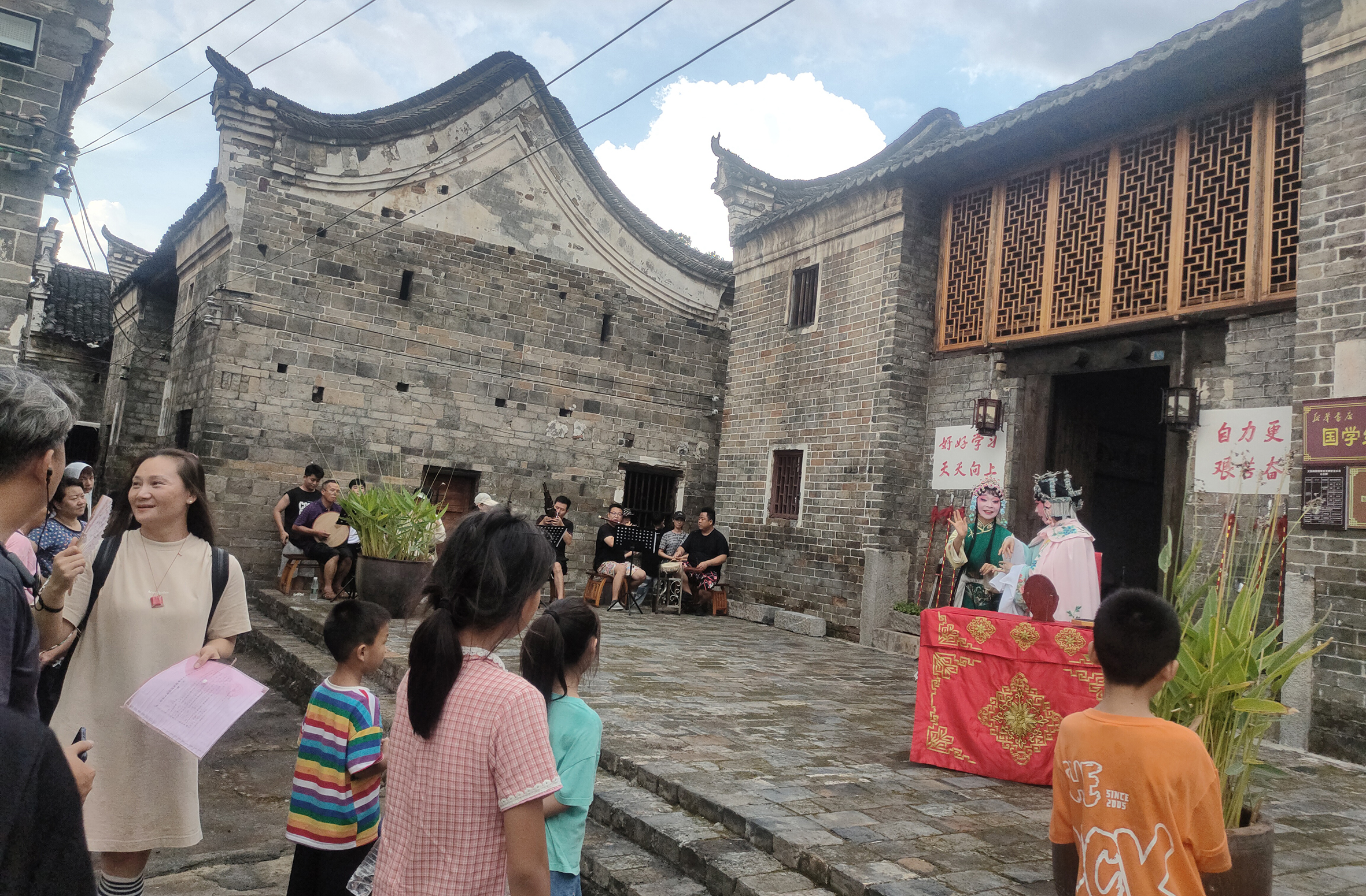 6月21日正和镇和谐村送戏下乡演出《游园》 6月21日正和镇和谐村送戏下乡演出《游园》.jpg