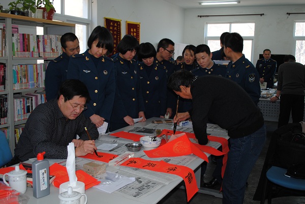 区图书馆送春联到我区空军某部1.JPG