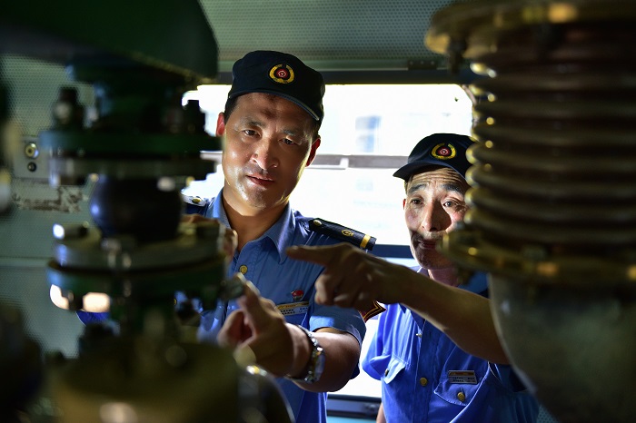 《铁肩担当》组照 张晋彤摄13935407409 (4) 《铁肩担当》组照 张晋彤摄13935407409 (4).jpg