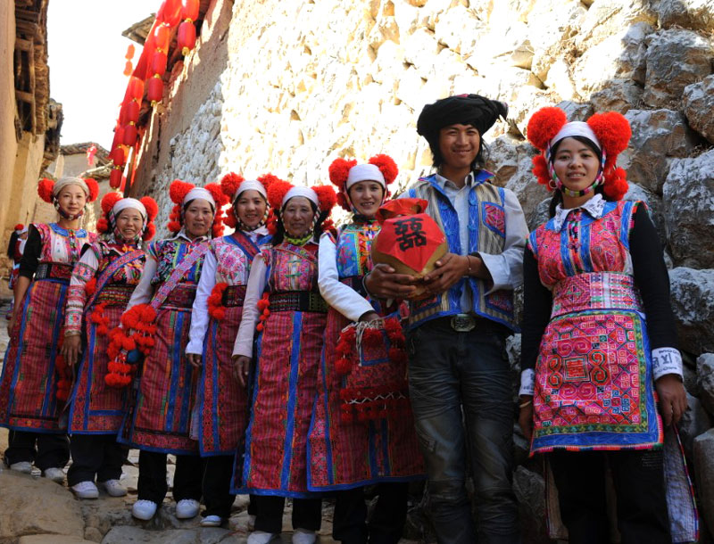 彝族服饰 彝族服饰.jpg