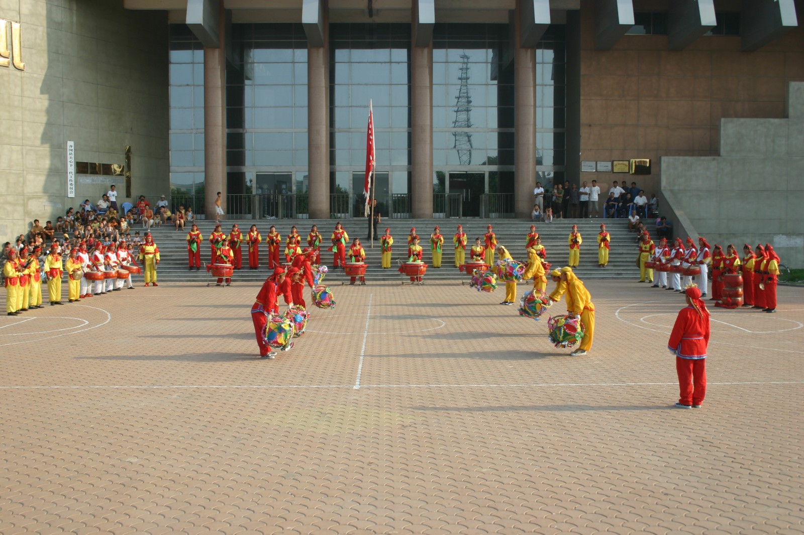 (4)官庄表演队表演绣球灯舞的“拜灯”-摄影:朱新达 2007.3