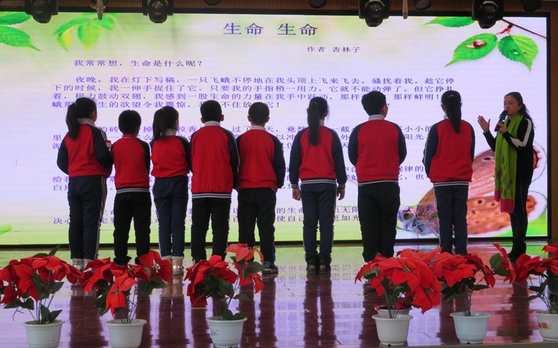 佟老师通过选取《坐井观天》、《生命 生命》等文章让学生们诵读,让学生们亲身体验个人情感及文章表达的技巧。