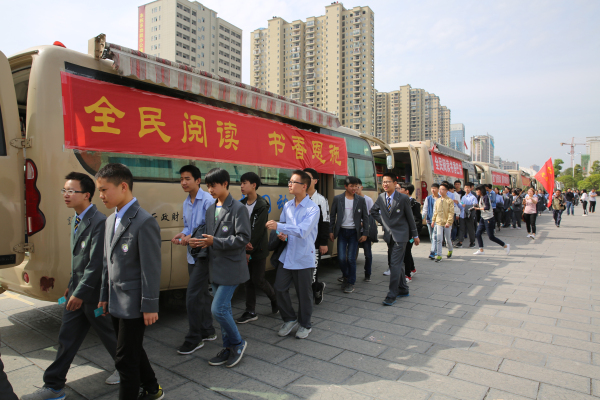 4月24日,恩施州公共图书馆阅读推广联盟在恩施州来凤县举办“汽车图书馆”巡展及全民阅读活动成果展
