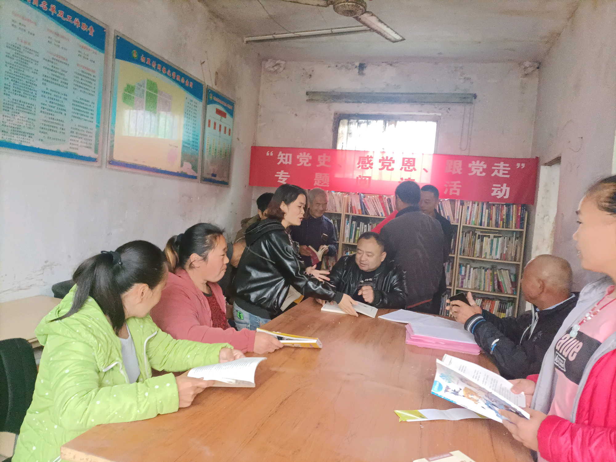贾镇振贾镇相里村全民读书，共建书香社会读书活动