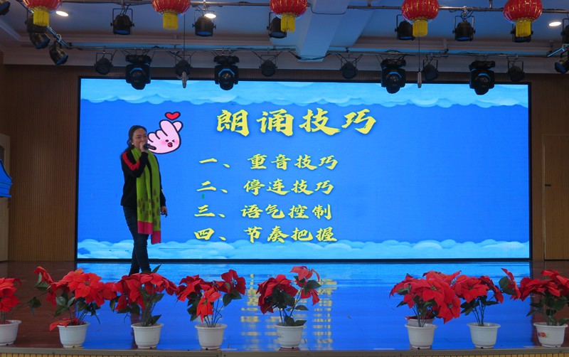 佟老师分别从重音技巧、停连技巧、语气控制、节奏把握四个方面深入浅出、声情并茂的为学生们 进行详细的讲解。