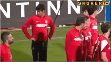 迭戈·科斯塔放倒小球童