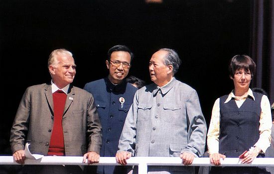 1970年10月1日,天安门城楼 毛泽东与斯诺、洛伊斯夫妇