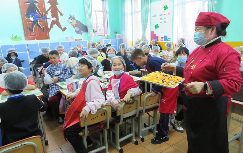 烘焙老师为孩子们详细介绍了蛋糕派的制作过程