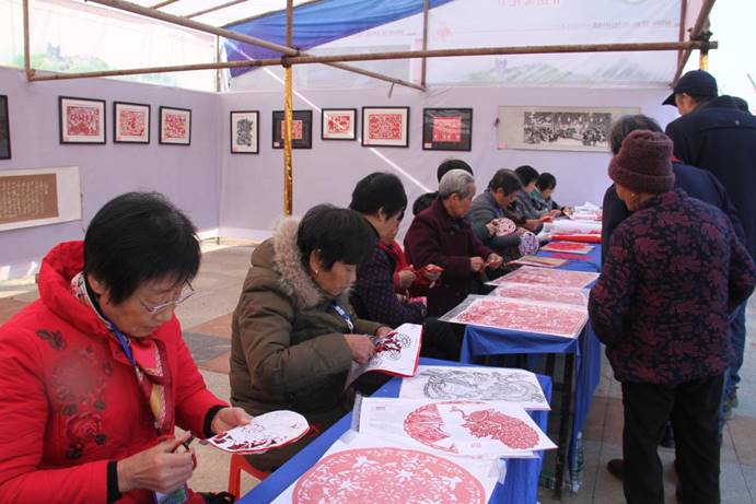 clip_image072 2017年11月24日,瑞昌文化志愿者剪纸艺人在夏畈向群众现场展示剪纸技艺