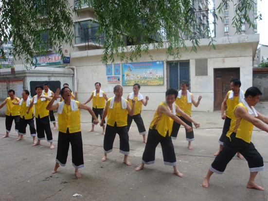 木排号子在社区表演