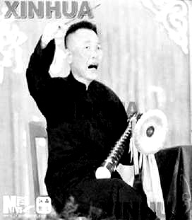 1958年8月1日在北京开幕的第一届全国曲艺会演于在,江西省代表团团员李万寿演唱的道情《八一万能拖拉机》