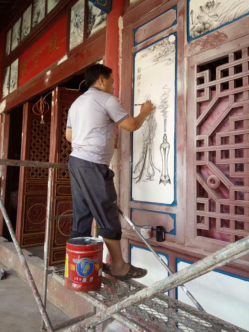 传承人张映龙进行彩绘