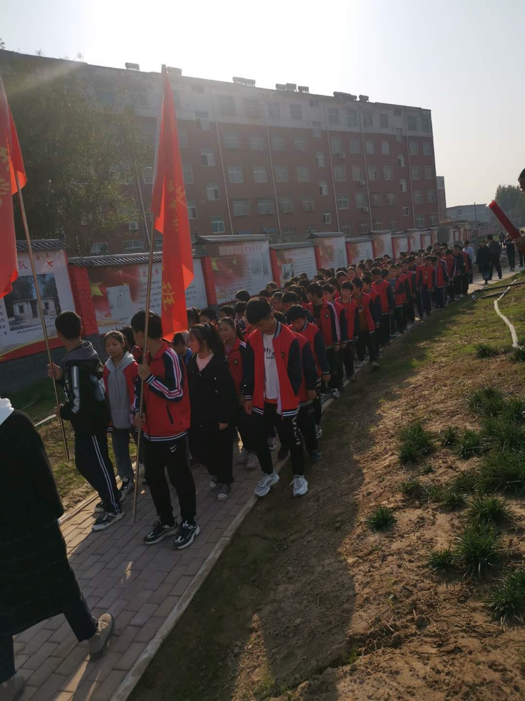 梁堂镇红色教育基地迎来中学生参观学习