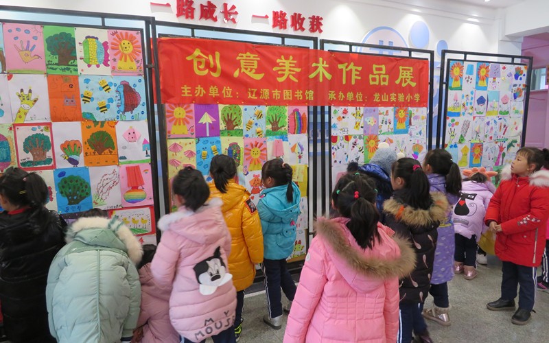 参观的学生们都迫不及待的来到一楼展厅,兴高采烈的观看同学们用巧手绘制的200余副美术作品。